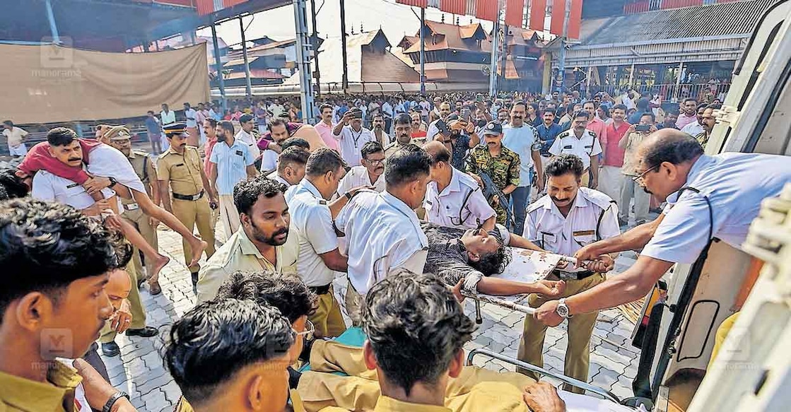 thrissur-mock-drill1 ഗുരുവായൂർ ക്ഷേത്രത്തിൽ നടത്തിയ മോക് ഡ്രില്ലിൽനിന്ന്. ചിത്രം: മനോരമ