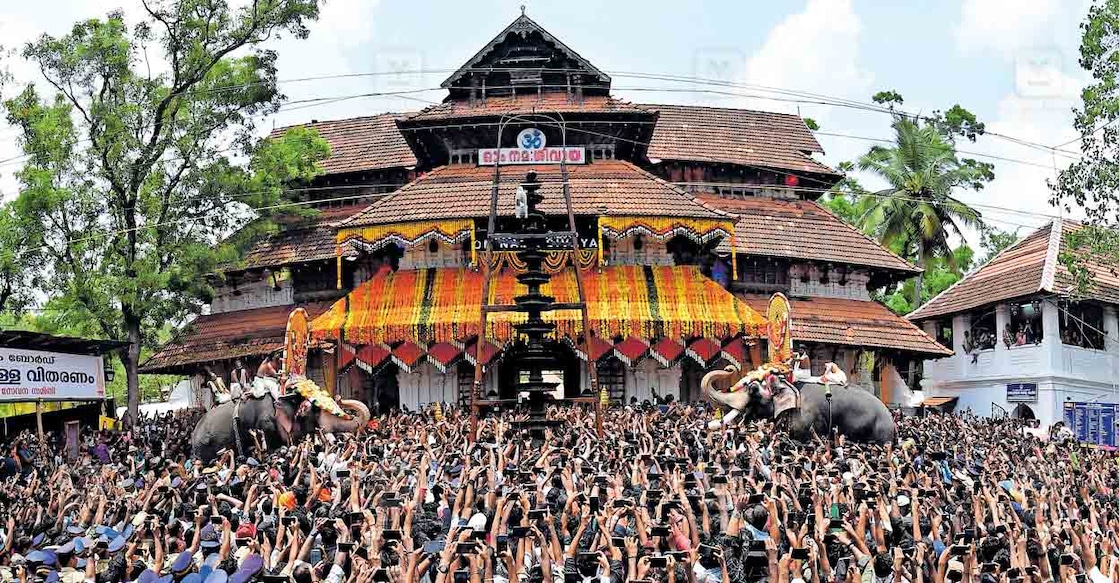 തൃശൂർ പൂരത്തിന് സമാപനം കുറിച്ചുകൊണ്ട് വടക്കുന്നാഥ ക്ഷേത്രം ശ്രീമൂലസ്ഥാനത്ത് തിരുവമ്പാടി ഭഗവതിയും പാറമേക്കാവ് ഭഗവതിയും ഉപചാരം  ചൊല്ലിപ്പിരിയുന്നു. ചിത്രം: വിഘ്നേഷ് കൃഷ്ണമൂർത്തി/മനോരമ