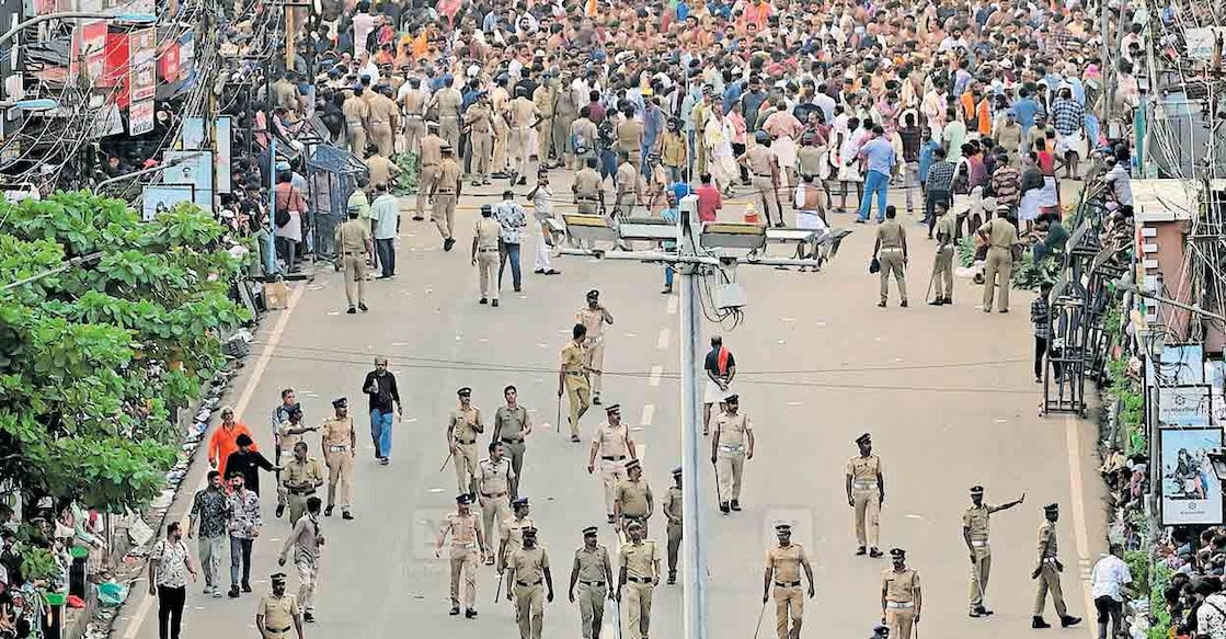 thrissur-pooram-police-success പൂരത്തിനിടയിൽ ജനത്തെ നിയന്ത്രിക്കുന്ന പൊലീസ്.