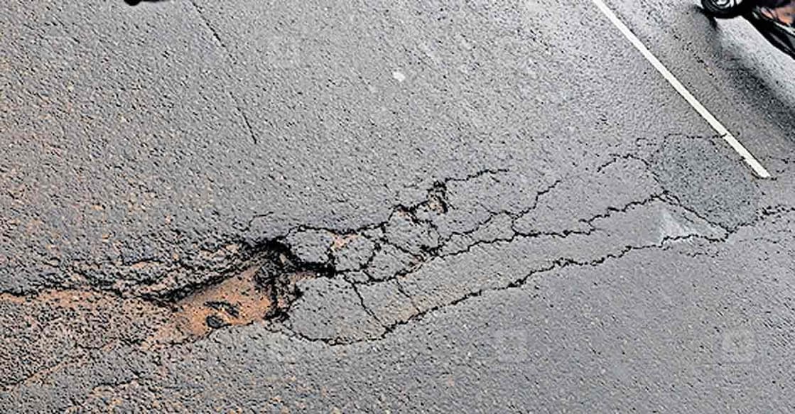 chalakudy-nh-damage ദേശീയപാതയിൽ ചാലക്കുടി പുഴയ്ക്കു കുറുകെയുള്ള പാലത്തിന്റെ കണ്ടെത്തിയ വിള്ളൽ.