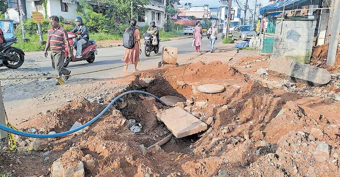 irinjalakuda-road-damage ഇരിങ്ങാലക്കുട ഠാണാ ജംക്ഷനിൽ വാട്ടർ അതോറിറ്റിയും കെഎസ്ടിപിയും ജലവിതരണ പൈപ്പിടാൻ എടുത്ത കുഴി മണ്ണിടിഞ്ഞ് വലുതായ നിലയിൽ. കുഴിയുടെ ഒരു ഭാഗത്ത് റോഡിന്റെ വശം ഇടിഞ്ഞതും കാണാം.