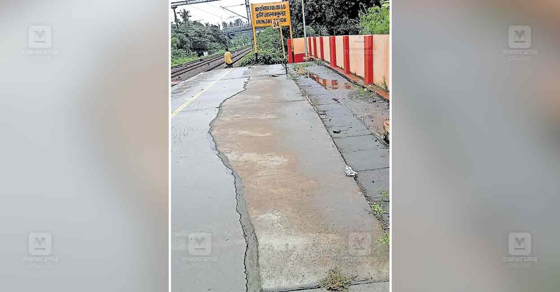 irinjalikuda-railway-platform-damage- ഇരിങ്ങാലക്കുട റെയിൽവേ സ്റ്റേഷനിൽ 2–ാം നമ്പർ പ്ലാറ്റ്ഫോമിലും മതിലിലും വിള്ളൽ വീണ നിലയിൽ.