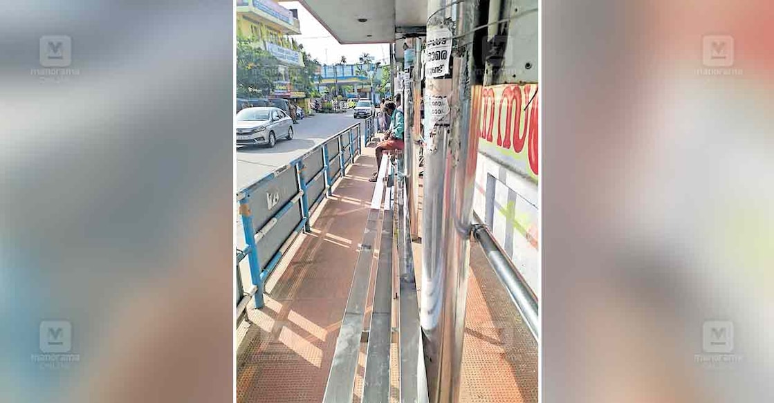 kodunjallor-bus-stop-issue കൊടുങ്ങല്ലൂർ കിഴക്കേനടയിലെ ബസ് കാത്തിരിപ്പ് കേന്ദ്രത്തിലെ യാത്രക്കാർക്ക് ഇരിക്കാൻ നിർമിച്ചിരുന്ന ഉരുണ്ട സ്റ്റീൽ പൈപ്പ് മാറ്റി സൗകര്യപ്രദമായ ഇരിപ്പിടം സ്ഥാപിച്ചപ്പോൾ.
