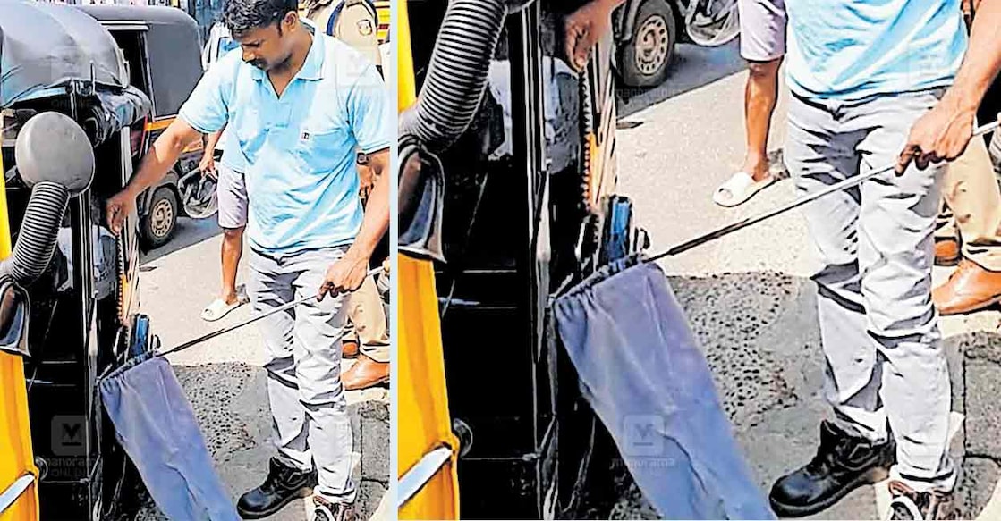 തൃശൂർ കിഴക്കേക്കോട്ടയിൽ വച്ച് ഓട്ടോറിക്ഷയുടെ പാസഞ്ചർ സീറ്റിൽ കണ്ട പെരുമ്പാമ്പ് കുഞ്ഞിനെ സ്നേക്ക് റസ്ക്യൂവർ പിടികൂടുന്നു.