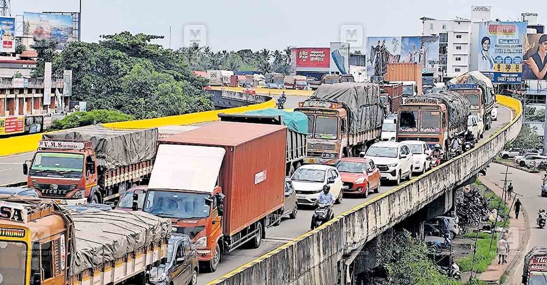 ദേശീയപാതയിൽ എറണാകുളം ഭാഗത്തേക്കുള്ള വാഹനങ്ങൾ കുരുക്കിൽപ്പെട്ടതോടെ വാഹനങ്ങളുടെ നിര ചാലക്കുടി മേൽപാലത്തിലേക്കു നീണ്ടപ്പോൾ. ഇവിടെനിന്ന് 10 കിലോമീറ്റർ അകലെയുള്ള ചിറങ്ങര വരെയാണ് വാഹനങ്ങൾ കുരുങ്ങിക്കിടന്നത്.