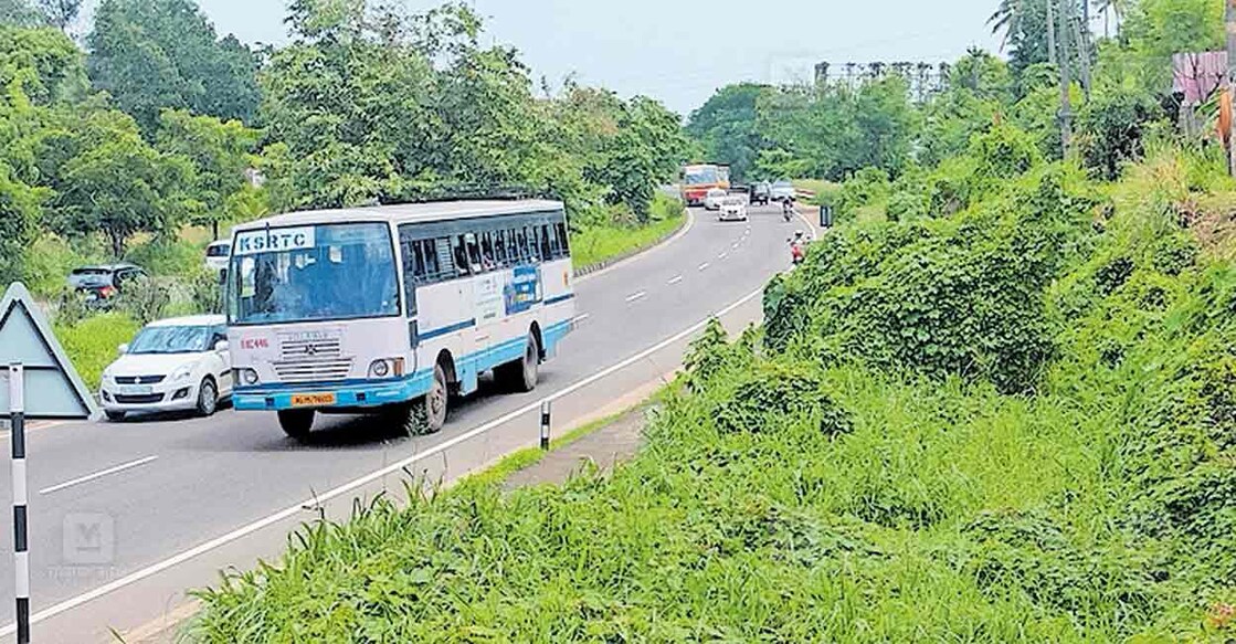 ദേശീയപാത ഉളുമ്പത്തുകുന്നിൽ സർവീസ് റോഡിനായി ഏറ്റെടുത്ത സ്ഥലം കാടുമൂടി കിടക്കുന്നു.  