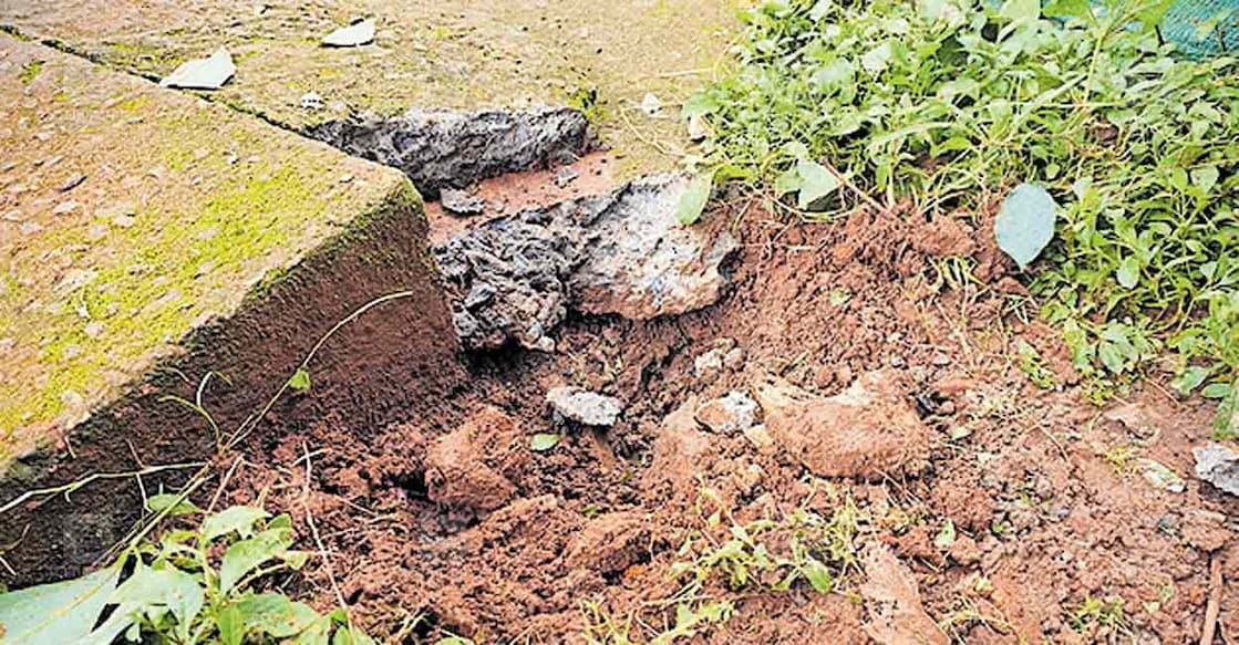 palappaly-lighiting-strick-injured രാവിലെ പാലപ്പിള്ളി കുണ്ടായി ചക്കിപ്പറമ്പ് നഗറിലുണ്ടായ ശക്തമായ മിന്നലിൽ കോൺക്രീറ്റ് റോഡിന്റെ വശങ്ങൾ പൊട്ടിച്ചിതറിയ ഭാഗങ്ങളിലൊന്ന്.