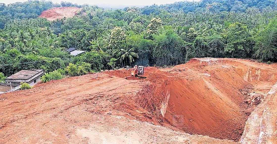 perumpilavu-sand-mining കോട്ടോൽകുന്നിന്റെ മുകളിൽ മണ്ണെടുത്ത് ഉണ്ടായ വലിയ ഗർത്തം മൂടാനുള്ള ശ്രമം.