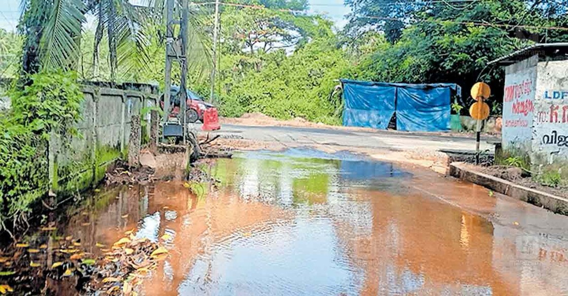porkulam-waterlogging-1 പോർക്കുളം കൊങ്ങണ്ണൂർ റോഡിലെ വെള്ളക്കെട്ട്.