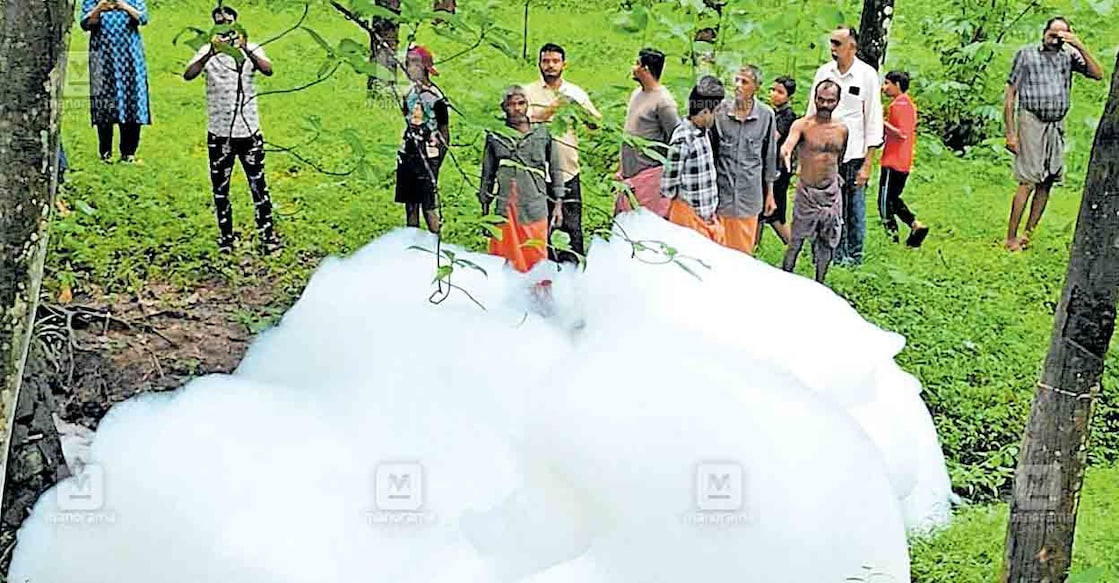 chelakkara-forest-form തൃശൂർ ചേലക്കര കളപ്പാറ വാരിയത്തുകുന്ന് മേഖലയിൽ കാട്ടുചോലയിൽ രൂപപ്പെട്ട പത. ഇത്തരത്തിൽ ഒട്ടേറെ സ്ഥലത്ത് 5 അടിയിലേറെ ഉയരത്തിൽ പത രൂപപ്പെട്ടതു നാട്ടുകാരിൽ കൗതുകവും ആശങ്കയും ഉണ്ടാക്കി.