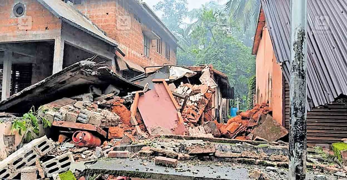 കനത്ത മഴയിൽ ചൊവ്വന്നൂർ അയ്യപ്പത്ത് റോഡിൽ വീട് തകർന്ന് വീണപ്പോൾ  
