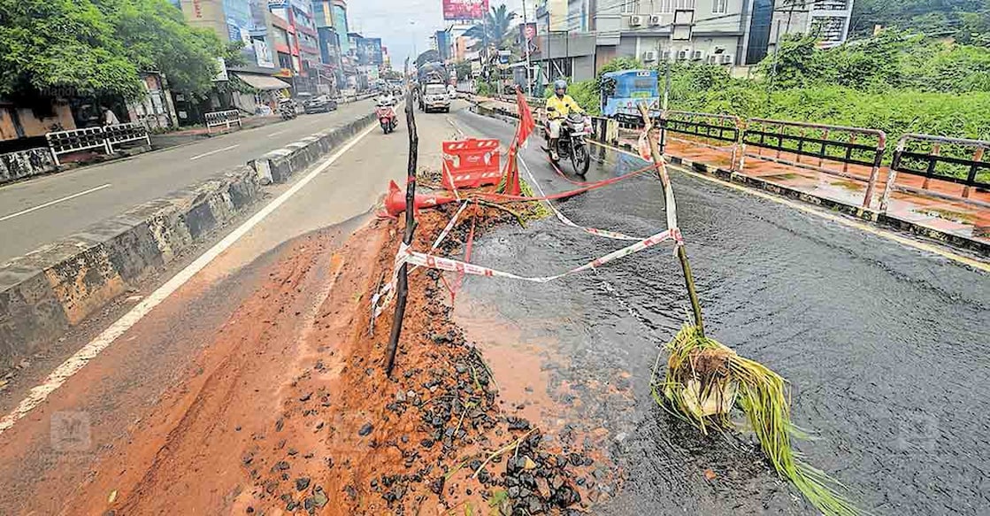 civil-line-road മോഡൽ റോഡായ സിവിൽ ലൈൻസ് റോഡിൽ ജലവിതരണ പൈപ്പ് പൊട്ടി വെള്ളം ഒഴുകുന്നു. ചിത്രം: മനോരമ