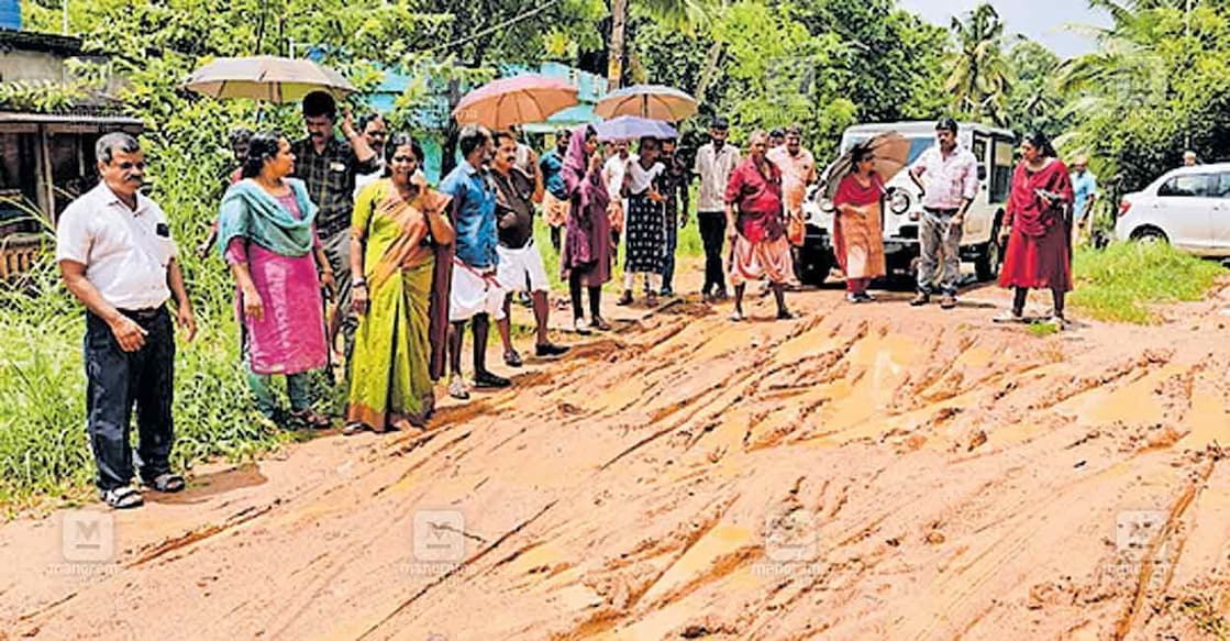 panancherry-pipeline-road പാണഞ്ചേരി പഞ്ചായത്തിലെ തകർന്നുകിടക്കുന്ന പൈപ് ലൈൻ റോഡ് പാണഞ്ചേരി പഞ്ചായത്ത് അധികൃതരും കോർപറേഷൻ ഉദ്യോഗസ്ഥരും ജല അതോറിറ്റി അധികൃതരും സന്ദർശിക്കുന്നു.