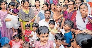 അങ്കണവാടി പ്രവേശനോത്സവം : മധുരം ചൊരിഞ്ഞ് കലക്ടർ; കവിത ചൊല്ലി കുരുന്നുകൾ 