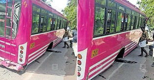 ദേശീയപാതയിൽ യാത്രക്കാരുമായി പോയിരുന്ന സ്വകാര്യ ബസിന്റെ ചക്രങ്ങൾ ഊരിത്തെറിച്ചു 
