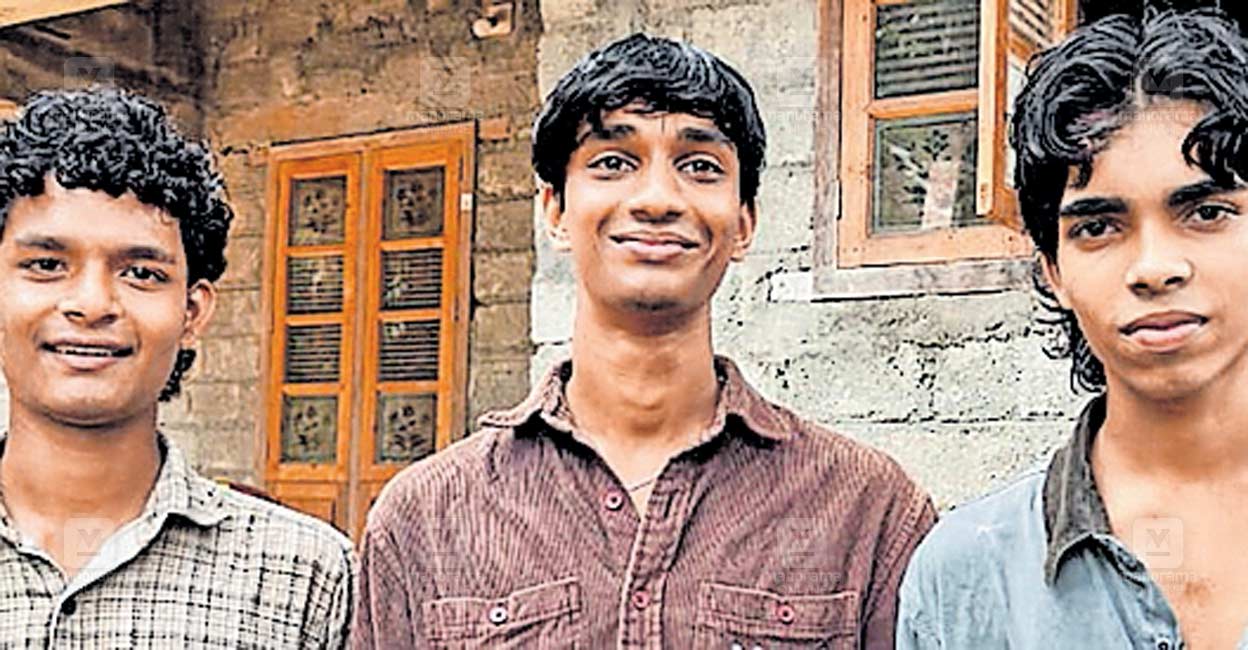 കളഞ്ഞുകിട്ടിയ 3 ലക്ഷം പൊലീസിനെ ഏൽപിച്ച് വിദ്യാർഥികൾ | മനോരമ ഓൺലൈ ...