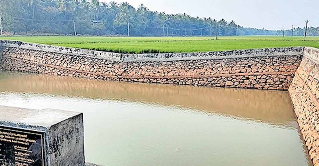 കോടത്തൂർ ആനറ കുളത്തിന്റെ സംരക്ഷണ ഭിത്തി ഇടിഞ്ഞുതാഴ്ന്നു; ‘മുക്കാൽ കോടി ...