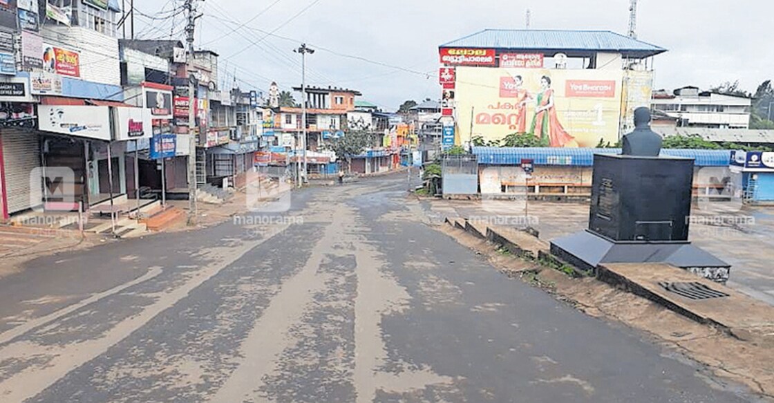 wayanad-pulpally-town കോവിഡ് വ്യാപന ഭീഷണിയെ തുടർന്നു കണ്ടെയ്ൻമെന്റ് മേഖലയായി പ്രഖ്യാപിച്ച പുൽപള്ളി ടൗൺ ആളനക്കമില്ലാതായപ്പോള്.