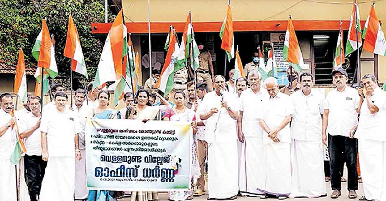 ബഫർ സോൺ സുപ്രീം കോടതി വിധി വില്ലേജ് ഓഫിസുകളിലേക്ക് കോൺഗ്രസ് ധർണ