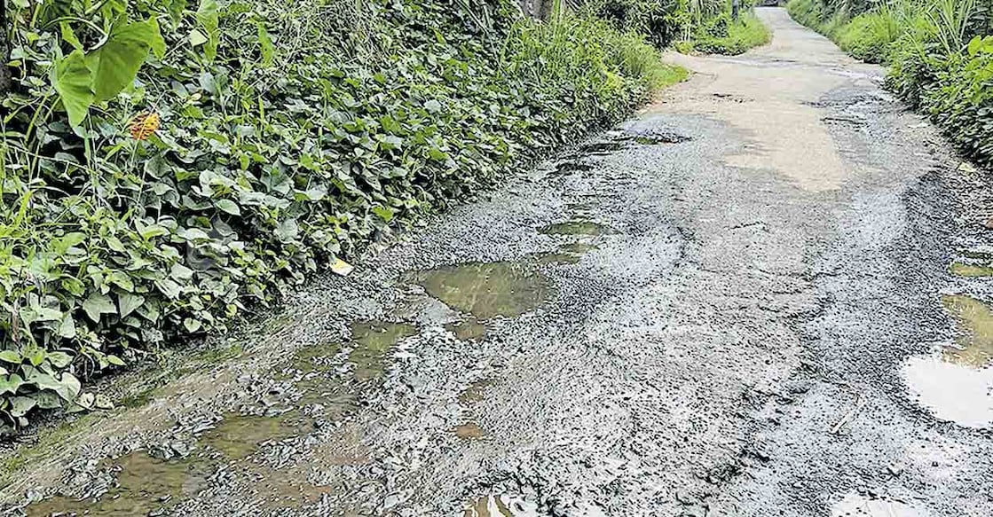road-wayanad1 പാടേ തകർന്ന റിപ്പൺ 52–ആനടിക്കാപ്പ്–കാന്തൻപാറ റോഡ്.