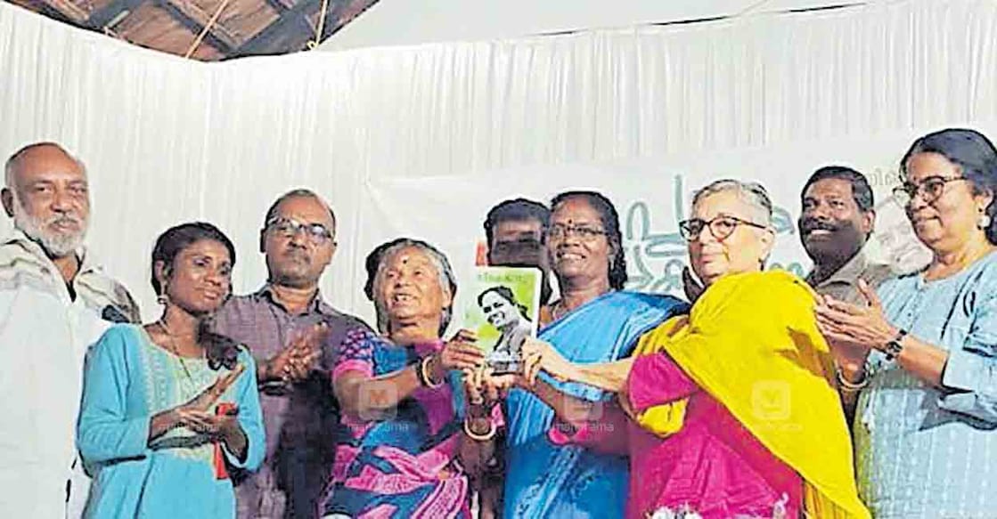 wayanad-c-k-janus-autobiography-adimamakka സി.കെ. ജാനുവിന്റെ ആത്മകഥ ‘അടിമമക്ക’ കെ. അജിത പ്രകാശനം ചെയ്യുന്നു.