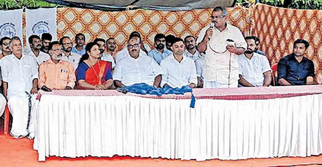 wayanad-fasting-Trader-Industry-Co-ordination-Samiti-Youth-Wing-Lakdi ചുരം ബദൽ പാതകൾ യാഥാർഥ്യമാക്കണമെന്ന് ആവശ്യപ്പെട്ട് വ്യാപാരി വ്യവസായി ഏകോപന സമിതി യൂത്ത് വിങ് ലക്കിടിയിൽ നടത്തിയ ഉപവാസം ഏകോപന സമിതി സംസ്ഥാന വൈസ് പ്രസിഡന്റ് കെ.കെ.വാസുദേവൻ ഉദ്ഘാടനം ചെയ്യുന്നു.