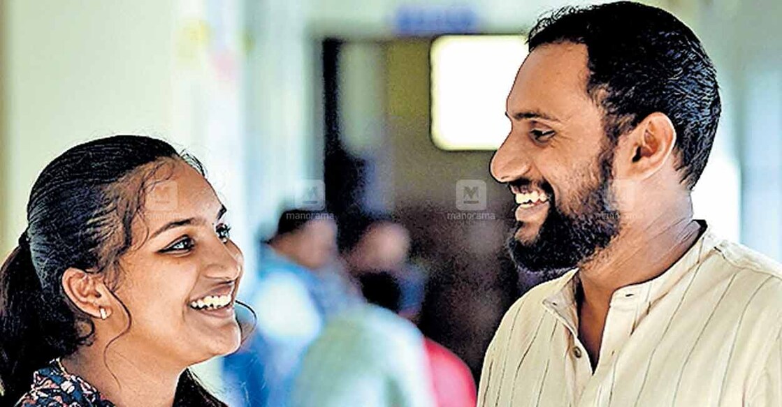 എച്ച്എസ് വിഭാഗം ലളിതഗാനത്തില്‍ ഒന്നാം സ്ഥാനം നേടിയ എംജിഎംഎച്ച്എസ്എസ് മാനന്തവാടിയിലെ ഹയാ തോമസ് ഗുരു അര്‍ജുന്‍ വിജയനോടൊപ്പം  
