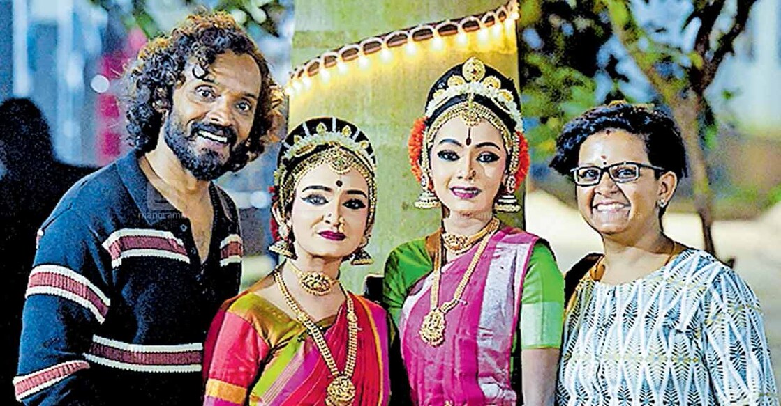 കലാമണ്ഡലം രഞ്ജിത്തും സന്ധ്യ രഞ്ജിത്തും മകൾ അമൃത വർഷിണിക്കും ശിഷ്യ പ്രാർഥന ബിജീഷിനും ഒപ്പം.  