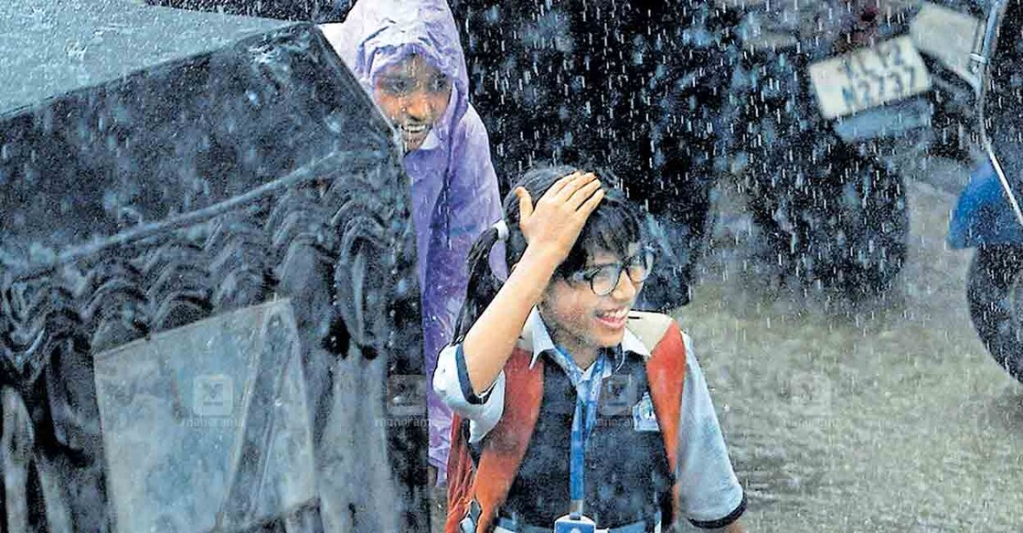 ജില്ലയിൽ ഇന്നലെ മണിക്കൂറുകൾ നീണ്ട ശക്തമായ മഴയാണ് ഭൂരിഭാഗം ഇടങ്ങളിലും പെയ്തത്. കഴിഞ്ഞ ദിവസങ്ങളിലായി ഉച്ചയ്ക്ക് ശേഷം കനത്ത മഴയാണ്. ഇന്നലെ വൈകിട്ട് സ്കൂൾ വിട്ടപ്പോൾ മഴ നനഞ്ഞ് പോകുന്ന വിദ്യാർഥി. കൽപറ്റയിൽ നിന്നുള്ള കാഴ്ച.
ചിത്രം: ജിതിന്‍ ജോയല്‍ ഹാരിം ∙ മനോരമ  