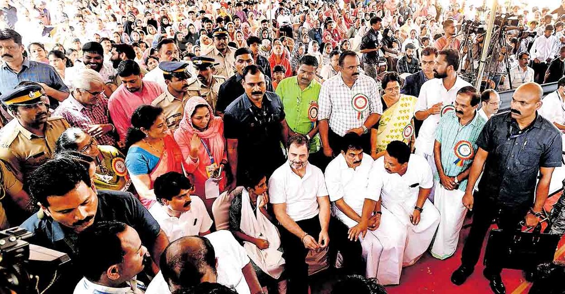 ജില്ലാ സ്കൂൾ കലോത്സവ വേദിയിലെത്തിയ രാഹുൽ ഗാന്ധി എംപി. 