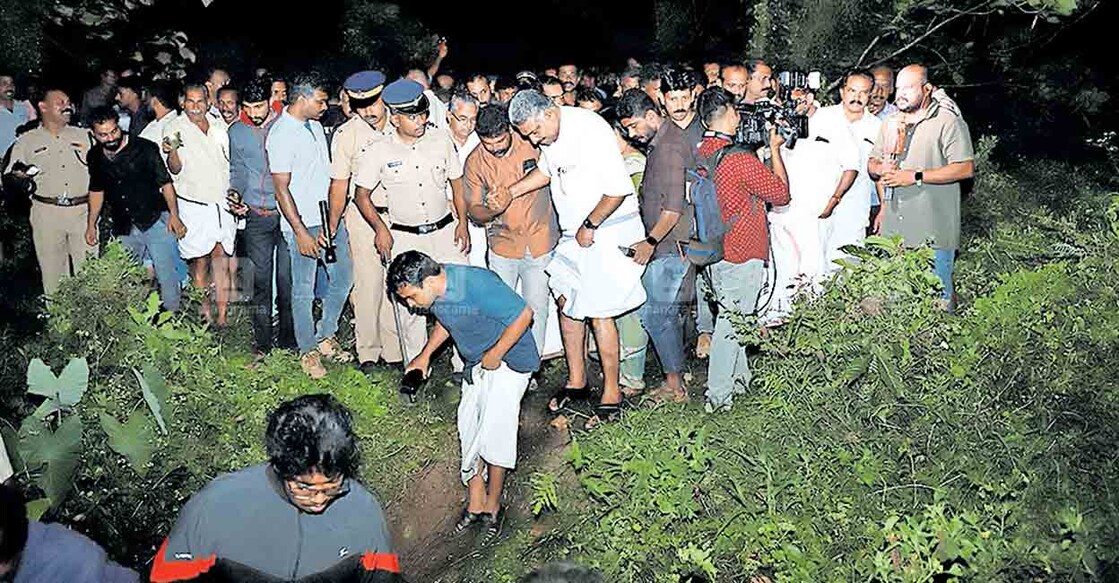 tiger-attack-1 പ്രജീഷിനെ കടുവ കൊന്ന സ്ഥലത്തേക്ക് എത്തിയ ജനപ്രതിനിധികളും ഉദ്യോഗസ്ഥരും നാട്ടുകാരും