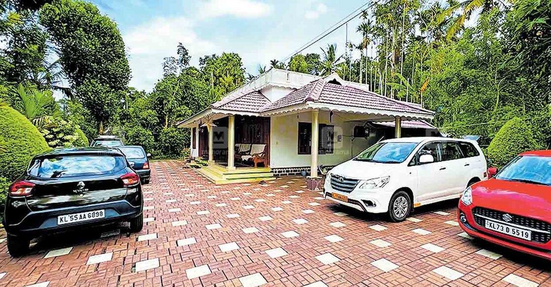 പുൽപള്ളി സഹകരണബാങ്ക് വായ്പത്തട്ടിപ്പുമായി ബന്ധപ്പെട്ട പരിശോധനയ്ക്ക്  ഇ‍ഡി ഉദ്യോഗസ്ഥരെത്തിയ വാഹനങ്ങൾ കെ.കെ. ഏബ്രഹാമിന്റെ വീട്ടുമുറ്റത്ത്.     