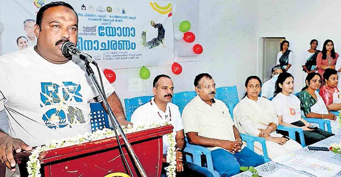 കൽപറ്റ എസ്കെഎംജെ സ്‌കൂളിൽ യോഗ ദിനാചരണവും ആയുഷ് യോഗ ക്ലബ്ബുകളുടെ ഉദ്ഘാടനവും നഗരസഭാധ്യക്ഷൻ കേയംതൊടി മുജീബ് നിർവഹിക്കുന്നു.  