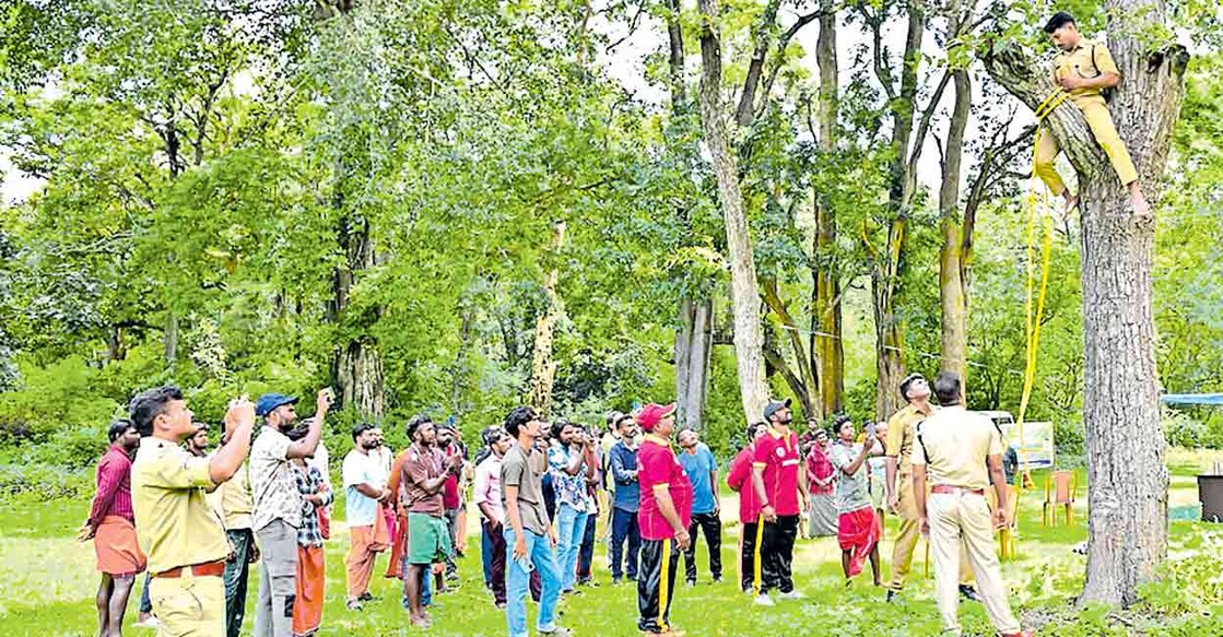 wayanad-mananthavady-honey തേൻ ശേഖരിക്കുന്നവർക്കായി സെന്റർ ഫോർ മാനേജ്മെന്റ് ഡവലപ്മെന്റിന്റെ നേതൃത്വത്തിൽ ബേഗൂരിൽ നടത്തിയ പരിശീലനം.