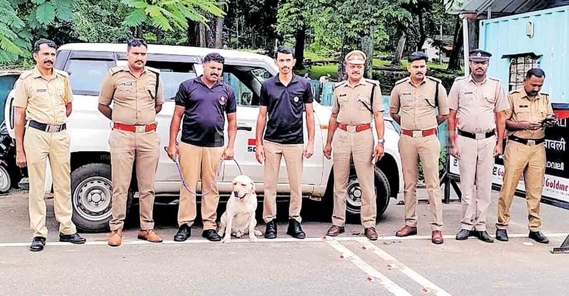 wayanad-excise-inspection-with-dog-at-karnadaka-excise-checkpost-border കർണാടക അതിർത്തിയിലെ എക്സൈസ് ചെക്പോസ്റ്റുകളിൽ പൊലീസ് ഡോഗ് സ്ക്വാഡുമായി ചേർന്നു പരിശോധന നടത്താനെത്തിയ സംഘം.