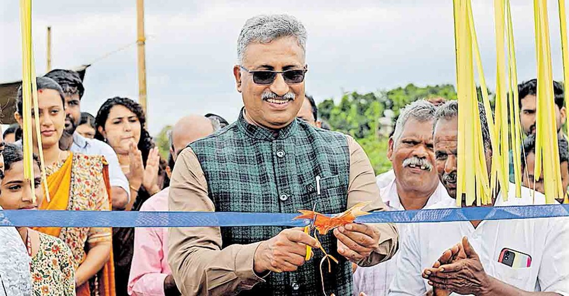 dr-chandrabhas നാടൻ ഭക്ഷ്യ വിളകളുടെ സംരക്ഷണ-പ്രദർശന തോട്ടവും നഴ്സറിയും പ്രഫ. ചന്ദ്രഭാസ് നാരായണ ഉദ്ഘാടനം ചെയ്യുന്നു.