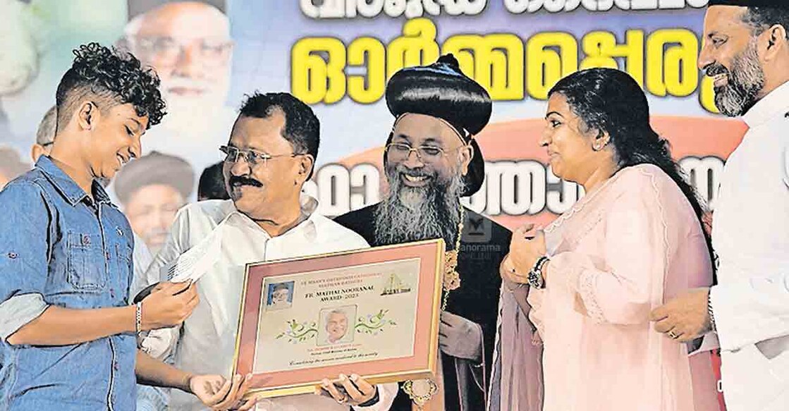 wayanad-ps-sreedharan-pillai ഫാ. മത്തായി നൂറനാൽ പുരസ്കാരം ഉമ്മൻചാണ്ടിക്ക് വേണ്ടി മകൾ മറിയ ഉമ്മന് നൽകുമ്പോൾ
കൊച്ചുമകൻ എഫിനോവ ഉമ്മനോട് കുശലം പറയുന്ന ഗോവ ഗവർണർ പി.എസ്. ശ്രീധരൻപിള്ള.
ചിത്രം: മനോരമ