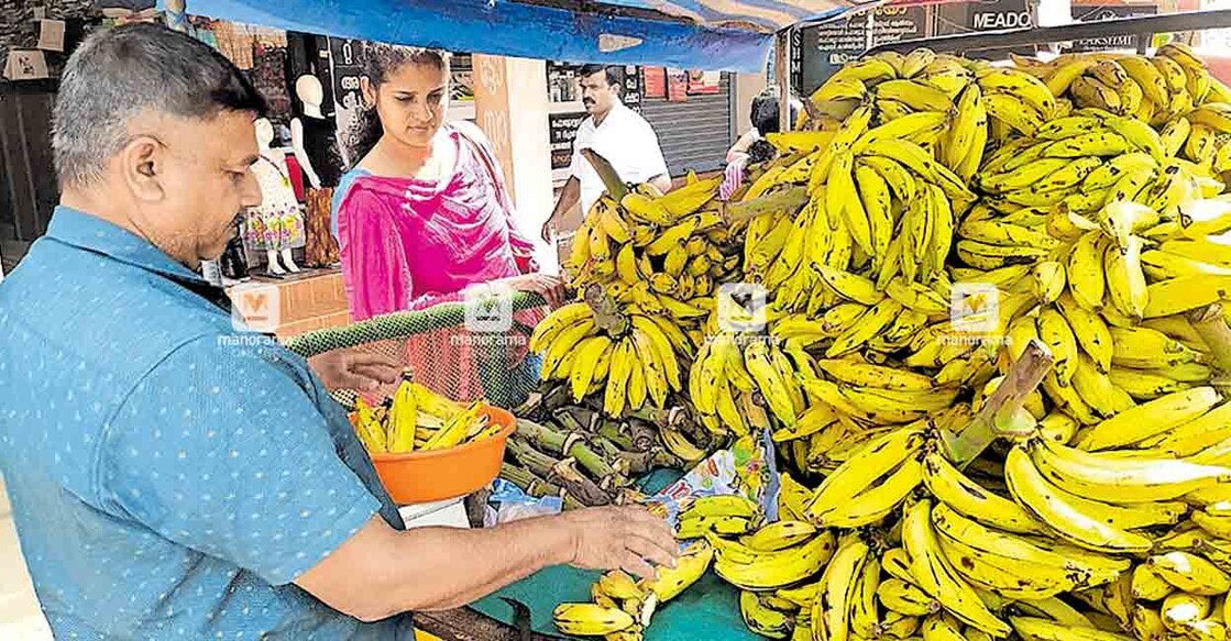 5furites പുൽപള്ളി അങ്ങാടിയിൽ പാതയോരത്തെ വാഴപ്പഴം വിൽപന.