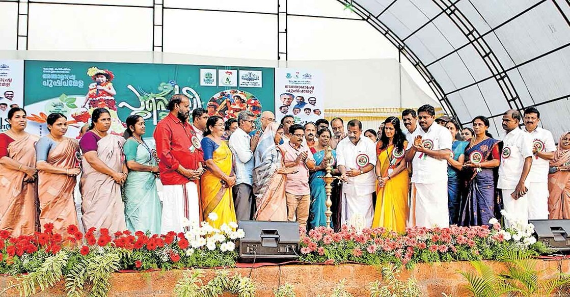 അമ്പലവയൽ പ്രാദേശിക കാർഷിക കേന്ദ്രത്തിൽ പൂപ്പെ‍ാലി പുഷ്പോത്സവം ഉദ്ഘാടന ചടങ്ങളിൽ ഐ.സി. ബാലകൃഷ്ണൻ എംഎൽഎ ദീപം തെളിക്കുന്നു. 