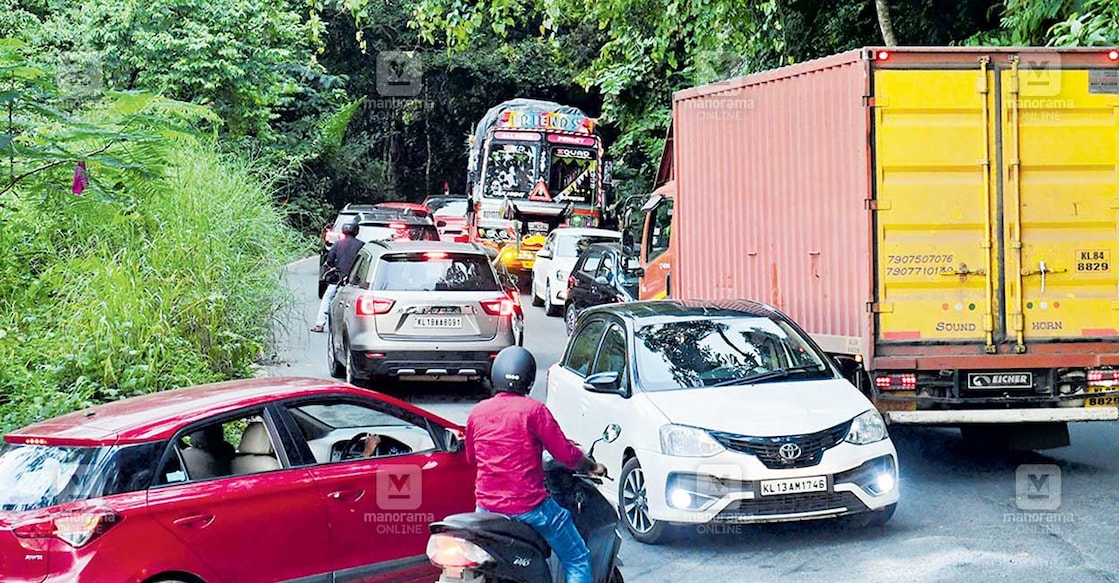 wayanad-road വയനാട് ചുരത്തിലെ 6ാം വളവിൽ ഇന്നലെ അനുഭവപ്പെട്ട ഗതാഗതക്കുരുക്ക്. ചിത്രം: മനോരമ