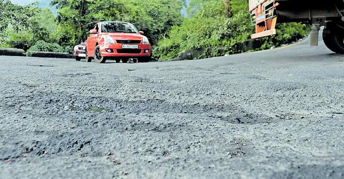 wayanad-churam വയനാട് ചുരത്തിൽ തകർന്നു തരിപ്പണമായ 6ാം വളവിലെ റോഡ്. ചിത്രം: മനോരമ