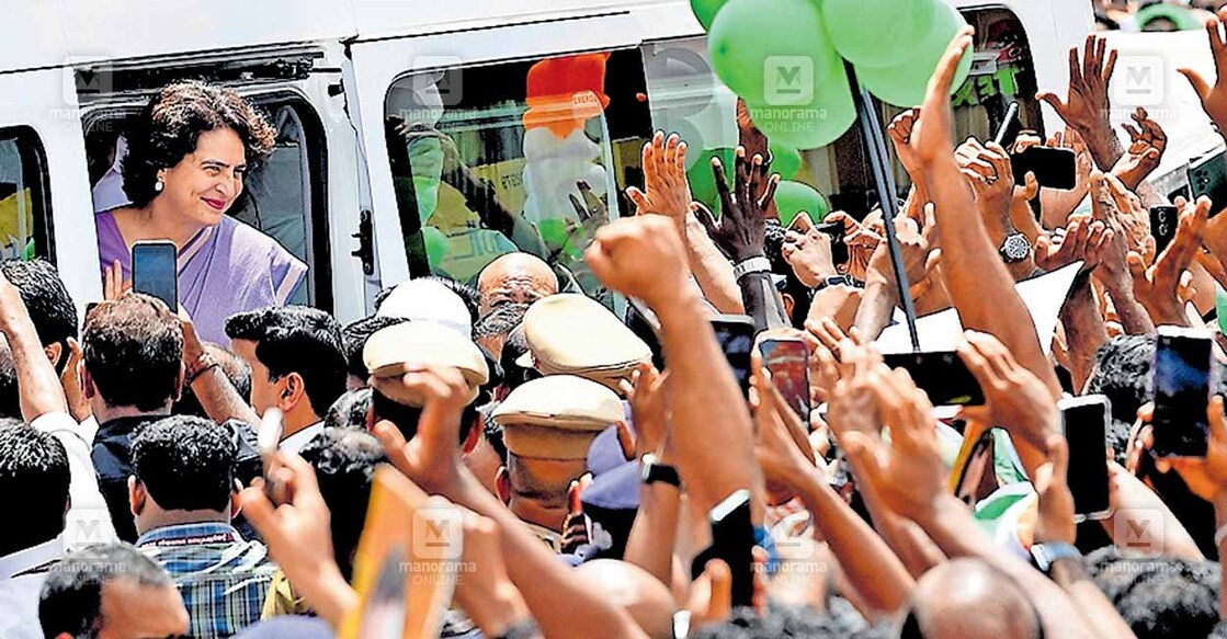 വയനാട് ലോക്സഭാ മണ്ഡലം യുഡിഎഫ് സ്ഥാനാർഥി പ്രിയങ്ക ഗാന്ധി റോഡ് ഷോയ്ക്കായി കൽപറ്റ പുതിയ ബസ്‌സ്റ്റാൻഡിനു മുൻപിൽ വന്നിറങ്ങുമ്പോൾ പ്രവർത്തകർ കൈവീശി അഭിവാദ്യം 

ചെയ്യുന്നു. 



