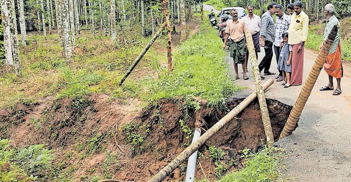 മഴയെ തുടർന്നുള്ള കുത്തൊഴുക്കിൽ മഞ്ഞവയൽ - വാളമ്പാടി റോഡ് ഇടിഞ്ഞുതാഴുന്ന നിലയിൽ.  
