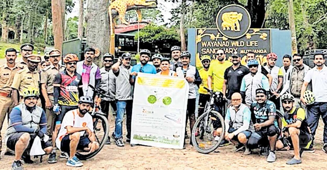 വന്യജീവി വാരാഘോഷത്തിന്റെ ഭാഗമായി വയനാട് വന്യജീവി സങ്കേതവും വയനാട് ബൈക്കേഴ്സ് ക്ലബ്ബും ചേർന്ന് ബത്തേരിയിൽ നിന്ന് നടത്തിയ ‘റൈഡ് ഫോർ വൈൽഡ്’  സൈക്കിൾ റാലി മുത്തങ്ങയിൽ സമാപിച്ചപ്പോൾ.