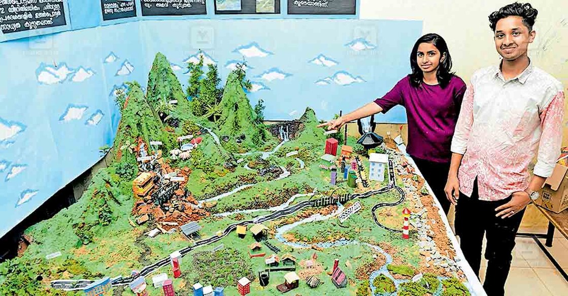 ജില്ലാ സ്കൂൾ ശാസ്ത്രോത്സവത്തിൽ ഹയർസെക്കൻഡറി വിഭാഗം സാമൂഹിക ശാസ്ത്രം സ്റ്റിൽ മോഡലിൽ ഒന്നാം സ്ഥാനം നേടിയ വെള്ളമുണ്ട ജിഎംഎച്ച്എസ്എസിലെ ബ്രഹ്മകൃഷ്ണയും ആർ.ശിവഹരിയും മാതൃകയെക്കുറിച്ച് വിവരിക്കുന്നു. ചിത്രം: മനോരമ  
