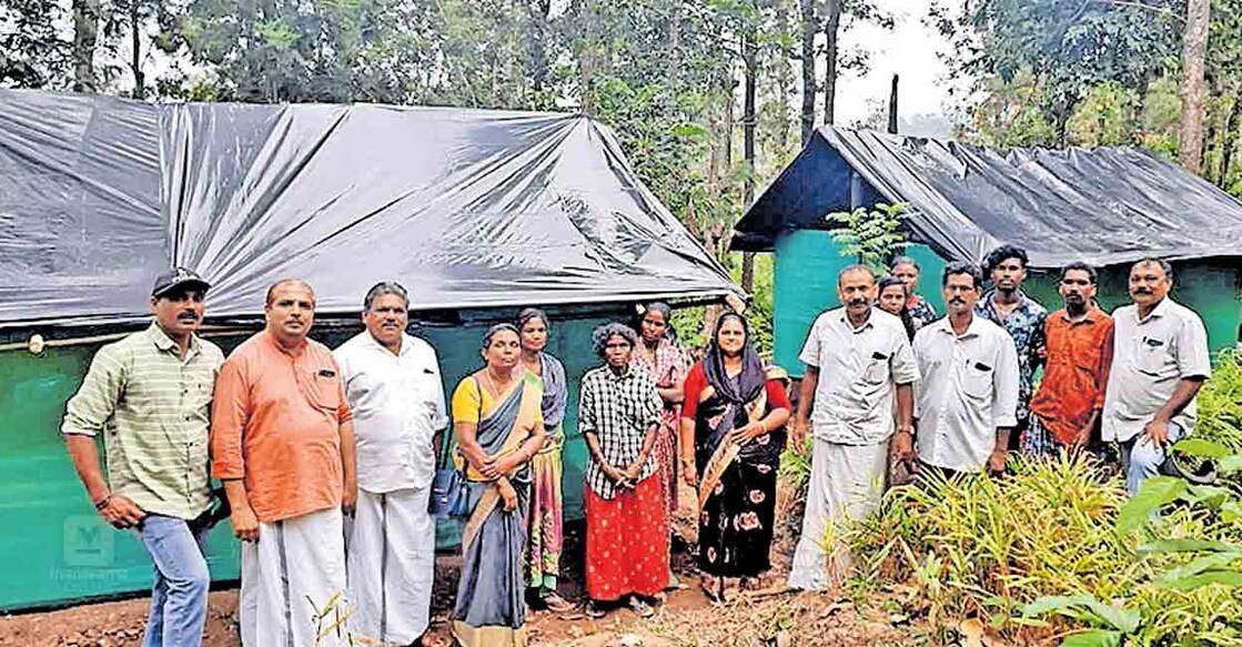 cpm-protest-forest-dept ബേഗൂർ കൊല്ലിമൂലയിൽ വനം വകുപ്പ് ഉദ്യോഗസ്ഥർ പൊളിച്ച്
നീക്കിയ കുടിലുകൾക്ക് പകരം നിർമിച്ച കുടിലുകൾ സിപിഎം
നേതാക്കൾ സന്ദർശിക്കുന്നു.