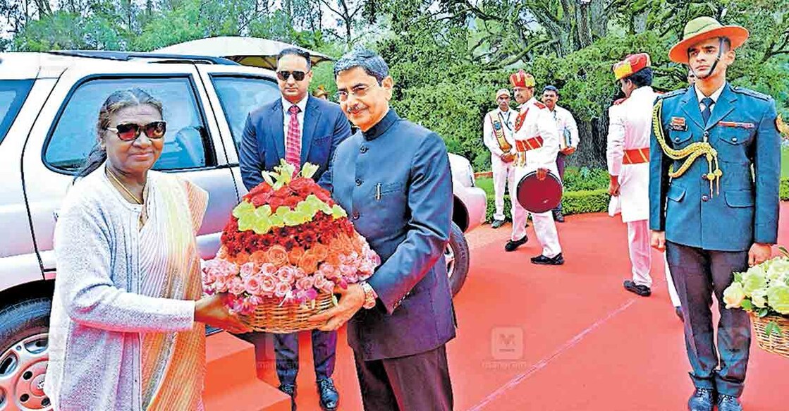 hon-president-in-ooty ഊട്ടിയിലെത്തിയ രാഷ്ട്രപതി ദ്രൗപദി മുർമുവിനെ രാജ്ഭവനിൽ സംസ്ഥാന ഗവർണർ ആർ.എൻ.രവി പൂച്ചെണ്ട് നൽകി സ്വീകരിക്കുന്നു.