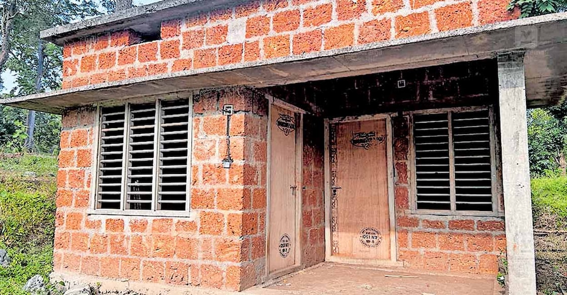 ns2-mananthavadi-begoor-hut കൊള്ളിമൂലയിലെ ലക്ഷ്മിയുടെ പണിതീരാത്ത വീട്.