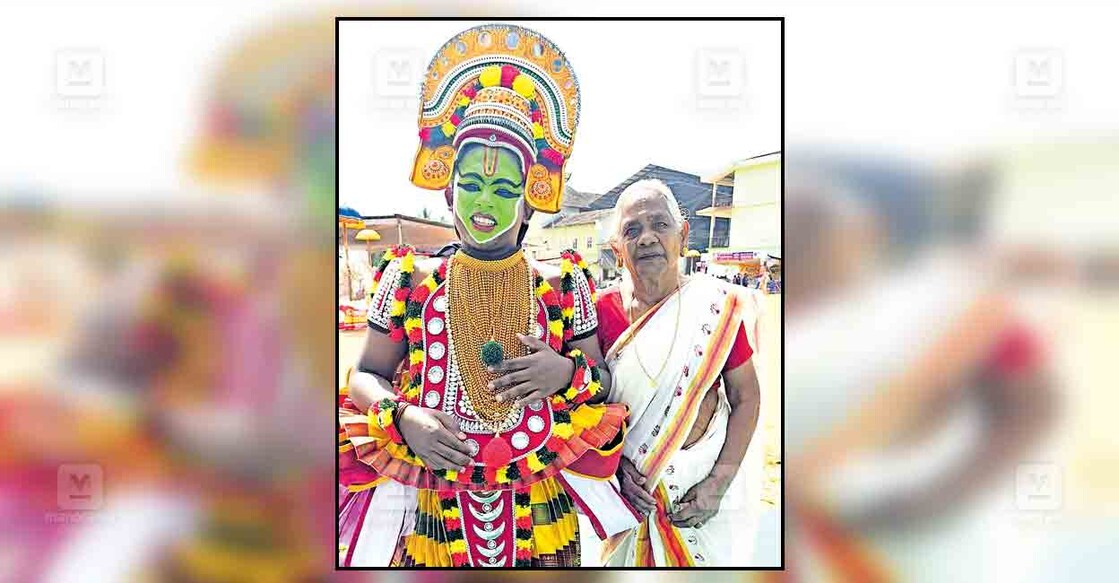 ഹൈസ്കൂൾ നാടോടിനൃത്തത്തിലും ഓട്ടൻതുള്ളലിലും ഒന്നാം സ്ഥാനം നേടിയ ആദിത്യൻ അഭിലാഷ് മുത്തശ്ശി തെയ്യത്തിരയോടൊപ്പം.