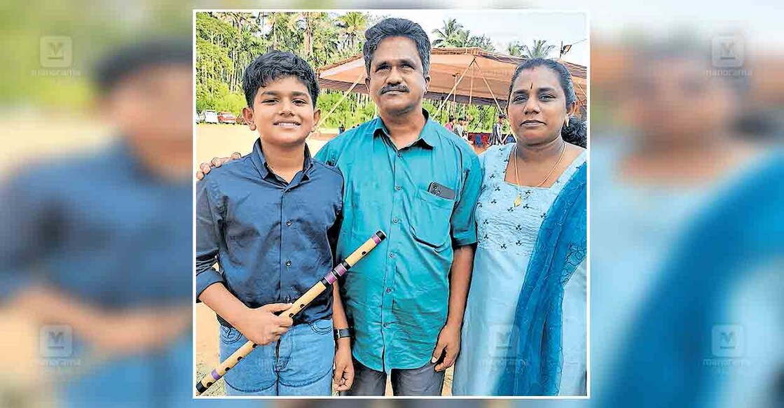 ആനന്ദ് രാജ് അച്ഛൻ സി.ആർ.ജയരാജനും അമ്മ ടി.കെ.സീമയ്ക്കുമൊപ്പം.